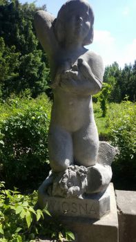 Kamienna rzeźba wiosny w Ogrodzie Botanicznym