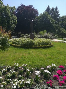 Pomnik Łuczniczki w Parku Jana Kochanowskiego