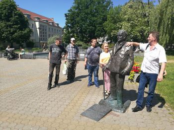 Uczestnicy 64 Edycji przy pomniku Andrzeja Szwalbe w Parku Jana Kochanowskiego