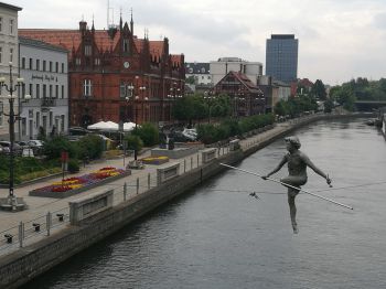 Widok z ul. Mostowej -  Przechodzący przez rzekę, budynek Poczty Polskiej, rzeka Brda.
